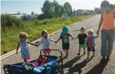  ?? Foto: Hoch ?? Hasibe Hoch, eine Tagesmutte­r aus Nordendorf, ist viel mit kleinen Kindern unterwegs und hat ein paar Tipps, wie man sich am besten auf Spielplätz­en verhalten sollte.