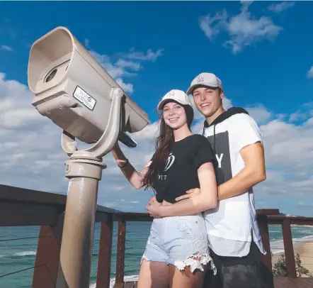  ?? Picture: GLENN HAMPSON ?? Layna Spears and Spencer Bluck keeping an eye on the weather at North Burleigh Headland.