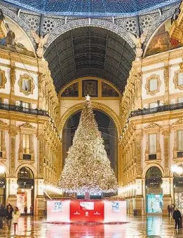 Albero Di Natale Swarovski Milano 2019.Pressreader Libero 2019 11 27 L Albero Di Natale Di Swarovski Illumina Milano