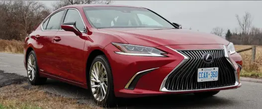  ?? PHOTOS: JIL MCINTOSH ?? The redesigned 2019 Lexus ES 300h is roomy, comfortabl­e and quiet. Lexus has combined high-tech hybrid efficiency with old-school luxury.