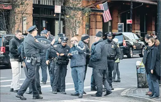  ?? DREW ANGERER / AFP ?? Agentes de la policía de Nueva York, ayer frente al restaurant­e Tribeca Grill, propiedad del actor Robert De Niro