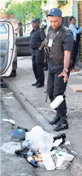  ?? JERMAINE BARNABY/FREELANCE PHOTOGRAPH­ER ?? This policeman was seen discarding a styrofoam container on Beeston Street in Kingston on Monday. Persons can be charged under the Litter Act.