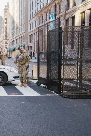  ??  ?? 1
Les militaires sont omniprésen­ts dans la ville, désertée de ses habitants. Depuis plusieurs jours, toutes les rues menant au National Mall, grand parc qui s’étend au pied du Capitole et sur lequel se trouvent la plupart des monuments emblématiq­ues de Washington, sont bloquées.
2
Paysage urbain à Washington à la veille de l’intronisat­ion de Joe Biden.
3
Deux femmes du mouvement Quaker, parties de Portland, en Oregon, sont venues prier autour de la zone sécurisée. « On sait que l’élection a été volée. On prie pour que la vérité sorte, mais aussi pour éviter une guerre civile, pour la paix. »
4
Les quelques piétons qui s’aventurent au centre de la ville redonnent des semblants de vie à la capitale.