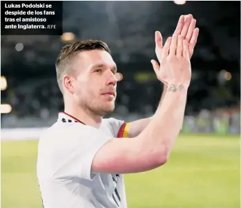  ??  ?? Lukas Podolski se despide de los fans tras el amistoso ante Inglaterra. /EFE