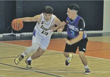  ?? FOTO CÉSAR NEYOY-BES ?? ALEX CÓRDOBA, capitán de los Lakers, pone en juego el balón durante el partido ante los Hornets, el pasado 22 de abril, en juego de líderes de la liga juvenil AFYBL, en San Luis.