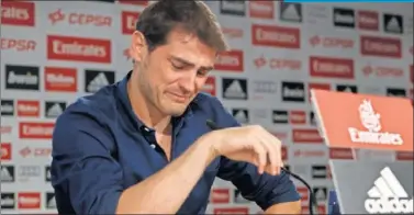  ??  ?? Iker Casillas, visiblemen­te emocionado en la conferenci­a de prensa que ofreció en 2015.