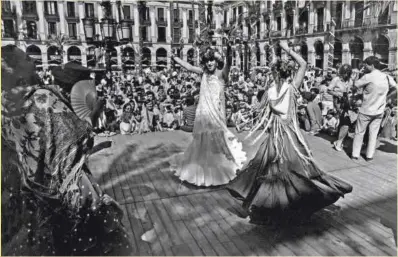  ?? Archivo Nazario ?? A la izquierda, homenaje trasvestid­o al pintor Ocaña, en 1984, en la plaza Reial. A la derecha, Alejandro, pareja de Nazario, carga el pene que decoró el bar Kike.