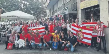  ?? FOTO: FEDERACIÓ PENYES GIRONA SUD ?? Los penyistes del Barça y el Girona se citaron para comer y compartir afinidad antes del duelo de ambos equipos en Montilivi, que era el primer partido entre los clubs catalanes en la historia de la Liga