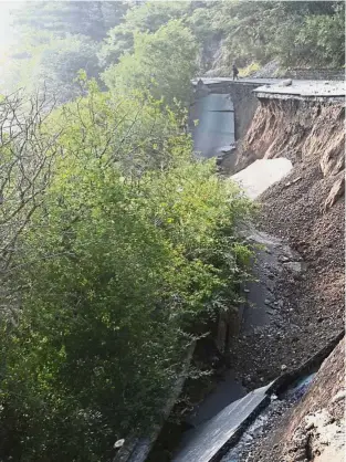  ??  ?? eRisky pass: A road damaged by the earthquake along a scenic spot near Wuhua La ake in Jiuzhaigou. — Xinhua