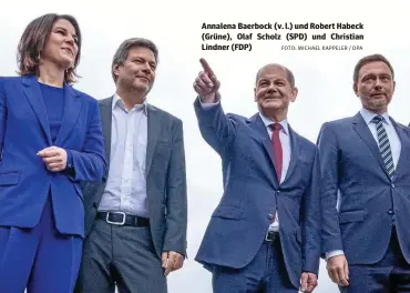 ?? FOTO: MICHAEL KAPPELER / DPA ?? Annalena Baerbock (v. l.) und Robert Habeck (Grüne), Olaf Scholz (SPD) und Christian Lindner (FDP)