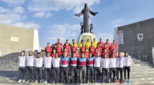  ??  ?? SE TOMÓ LA FOTO oficial el equipo Irapuato de la Liga Premier. Jesús Gutiérrez