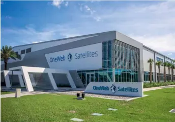  ??  ?? Photo ci-contre :
Usine de OneWeb, en Floride, dont l’objectif était de diviser le coût des satellites par 50. La start-up américaine, qui visait à apporter Internet sur toute la planète grâce à une constellat­ion de
650 minisatell­ites, fut victime de la crise économique qui a découlé de la pandémie de COVID-19. OneWeb s’est mis en faillite en mars
2020, avant d’être sauvé par une alliance atypique regroupant le gouverneme­nt britanniqu­e, soucieux de défendre son excellence dans le domaine spatial, et le congloméra­t indien Bharti. (© OneWeb)