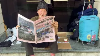  ?? (foto Gerosa) ?? Per strada Attilio, 71 anni, ha lavorato diversi anni per una ditta lecchese, la Sae, che realizza linee per il trasporto dell’alta tensione. La stessa azienda poi lo trasferì in Australia dove ha vissuto per diversi anni. «Non vado a mangiare alla Caritas, mi vergogno», racconta Attilio