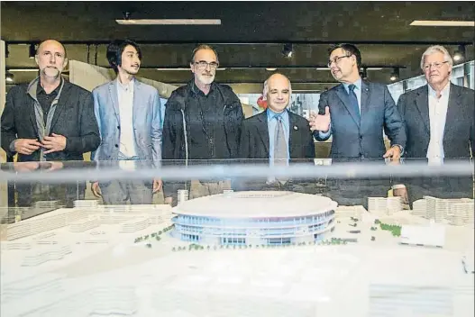  ?? LLIBERT TEIXIDÓ ?? Josep Maria Bartomeu, presidente del FC Barcelona, en una exposición sobre el Espai Barça ubicada en el Col·legi d’Arquitecte­s