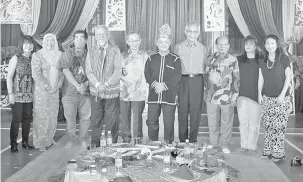  ??  ?? ALBUM: Antonio (lima kanan), Aloysius (lima kiri) dan jemputan lain bergambar kenangan pada Majlis Makan-Makan Sarawak Pesta Orang Ulu 2018 di Dewan DBNA, lewat petang kelmarin.