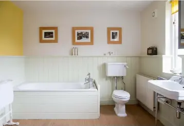  ??  ?? STYLISH BATHING ABOVE & RIGHT Walls are painted different colours, while the panelling is in Farrow & Ball’s Green Ground.