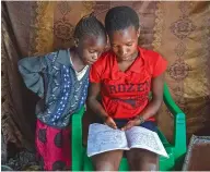  ??  ?? Archivo |Europa Press
Dos niñas de Kenia estudian en casa debido a la pandemia de covid-19.