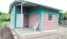  ?? FOTO: CORTESÍA ALCALDÍA ?? La familia Espino pasó de residir en una casa de adobe a una sólida unidad de bloque que consta de dos habitacion­es.