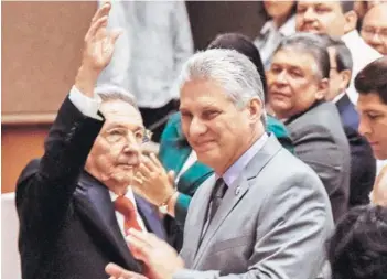  ??  ?? Raúl Castro y Miguel Díaz-Canel ayer, en la reunión de la Asamblea Nacional.