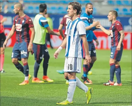  ?? FOTO: A. SISTIAGA ?? Mikel Oyarzabal, suplente de forma inesperada en Eibar, se retira del terreno de juego cariaconte­cido