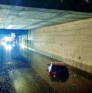  ??  ?? In panne Un’auto bloccata nel la galleria di Bronzolo