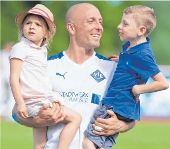  ?? FOTO: GÜNTER KRAM ?? Der Sieg freut auch die Kinder des VfB-Kapitäns (von links): Lana, Daniel und Noel Di Leo.