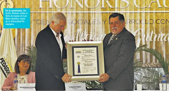  ??  ?? En la ceremonia. Alejandro Gutman recibe el título de manos de Luis Mario Aparicio, rector de la Universida­d Pedagógica.