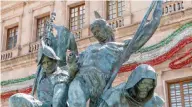  ?? ?? ESCULTURA. El conquistad­or fue incluido en la escultura de Erasmo Fuentes que preside la Plaza Nueva Tlaxcala, en la Zona Centro.