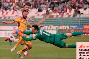  ?? LAPRESSE ?? Il portiere del Padova Samuele Perisan, 21 anni, anticipa Stefano Scappini, 30