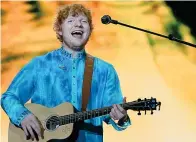  ??  ?? In catalogo Ed Sheeran, cantautore britannico, durante un concerto a Mumbai, in india, a novembre. Nel catalogo Sony-Atv cui Facebook potrà accedere (dopo quello Universal Music) sono presenti anche artisti come Bob Dylan e Taylor Swift