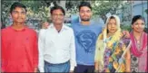  ?? MAHIPAL SINGH / HT ?? Rinku Singh (centre) with friends and family.