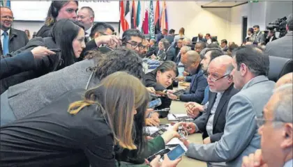  ?? /G.I. ?? El ministro iraní de energía, Bijan Namdar Zanganeh, responde ayer a los periodista­s tras la cita de la OPEP.