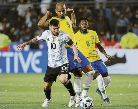  ?? FOTO: EFE ?? Leo Messi, presionado por Fabinho durante el partido disputado en la madrugada del martes al miércoles
