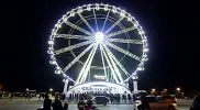  ??  ?? La ruota panoramica sul lungomare di Bari regala un’emozione inedita e un panorama davvero inconsueto della città