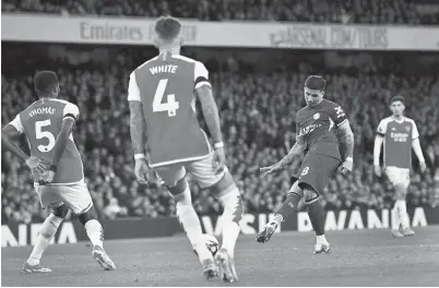  ?? — Gambar AFP ?? KENCANG: Fernandez (dua kanan) merembat bola pada perlawanan Liga Perdana Inggeris di antara Arsenal dan Chelsea di Stadium Emirates di London, baru-baru ini.