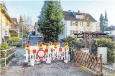  ?? FOTO: CF ?? Die Brücke im Oberreutin­er Weg ist für den Verkehr gesperrt. Das soll sich aber bald ändern, die Brücke wird provisoris­ch saniert und dann erneuert.