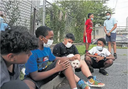  ?? Ap ?? Estudiante­s del colegio San Francisco Javier se reencontra­ron después de cinco meses