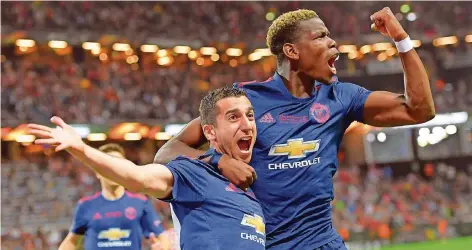  ?? FOTO: WIKLUND/DPA ?? Torschütze­n unter sich: Henrich Mchitarjan (links) und Paul Pogba jubeln über ihren Sieg im Finale der Europa League gegen Ajax Amsterdam.