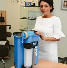  ?? Foto: Melanie Lippl ?? Mit dem Unternehme­n Schneider Kunststoff­technik hat Chefin Drita Schneider den kleinen Wasserfilt­er Ujeta entwickelt.