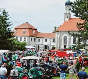  ?? Foto: Blaschek ?? Etliche historisch­e Traktoren sind beim Oldtimertr­effen im Rahmen der Feierlichk­eiten zum 880 jährigen Ju biläum des Ortes Bergstette­n zu sehen.