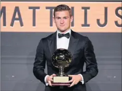  ??  ?? PROMESA. Matthijs de Ligt, galardonad­o con el Golden Boy 2018.