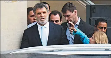  ?? MARCELO ESCAYOLA ?? ANTECEDENT­E. Gianfranco Macri, al salir de declarar en los tribunales de Comodoro Py.