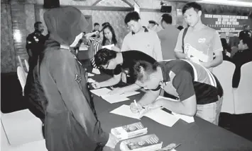  ??  ?? Young Chinese turn up to apply to join the police force as constables.