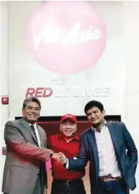 ??  ?? Kamarudin flanked by Malaysia Airports Holdings Bhd managing director Datuk Badlisham Ghazali (left) and AirAsiaX CEO Benyamin Ismail at the launch of the 'AirAsia Premium Red Lounge' in klia2.