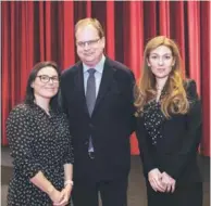  ??  ?? Natalia Contreras, Mark Cutting y María Teresa Sepúlveda, directora del Conservato­rio de Música de la Universida­d Mayor.