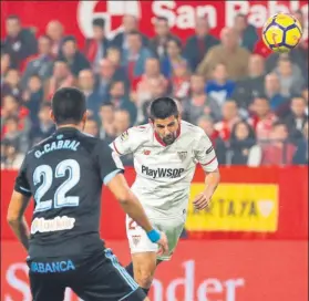  ??  ?? Nolito remata con la cabeza el balón en la acción que significó el segundo gol del Sevilla