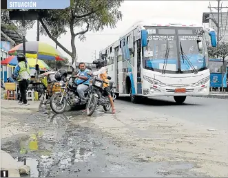  ??  ?? 1.- Los dos carriles en cada sentido de la avenida Modesto Luque resultan angostos ante la alta carga vehicular.