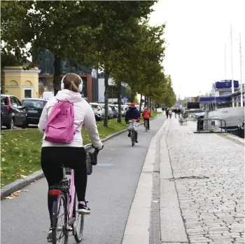  ?? FOTO: EMMA STRÖMBERG/SPT ?? Cyklistern­a ska dirigeras från promenadst­råket vid Aura å till cykelfiler på Östra Strandgata­n (till vänster på bilden). Men på grund av komplicera­de trafikarra­ngemang kommer planeringe­n av cykelvägen ännu att ta nästa år i anspråk och bygget komma i gång först 2022.