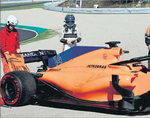  ?? FOTO: EFE ?? Fernando Alonso vio como su coche se quedaba parado cuando llevaba 47 vueltas por una fuga de aceite, un fallo más a añadir a la lista de McLaren en estos test, pero que no minó la moral de un Fernando Alonso muy seguro de sus opciones de cara al...