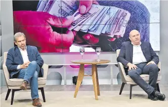  ??  ?? Manuel Ferreira y César Barreto estuvieron anoche en el programa Periodísti­camente de ABC TV analizando la coyuntura económica del país y los planes de reactivaci­ón.